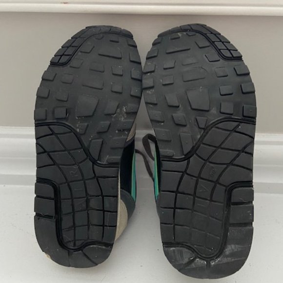 Nike Air Runners, Ladies 5/ Youth 3.5 - Picture 5 of 6